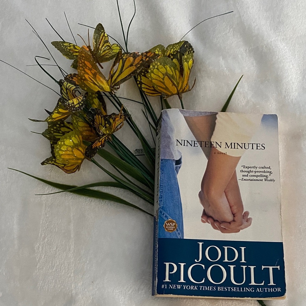 Nineteen Minutes Paperback Book - White/Blue Cover